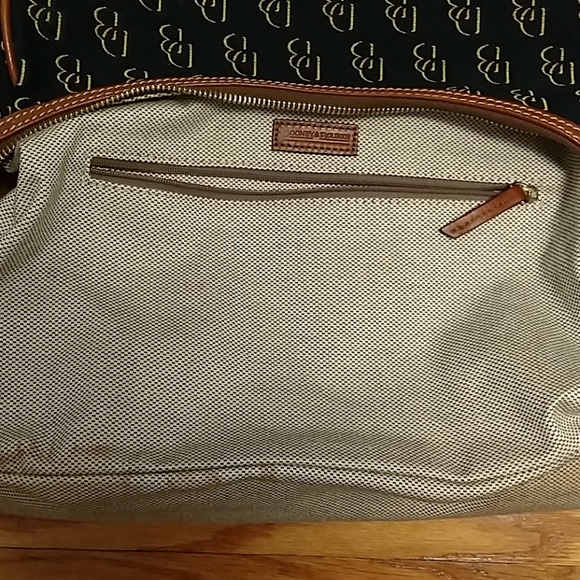 Dooney and Bourke large canvas black signature bag - Picture 7 of 8